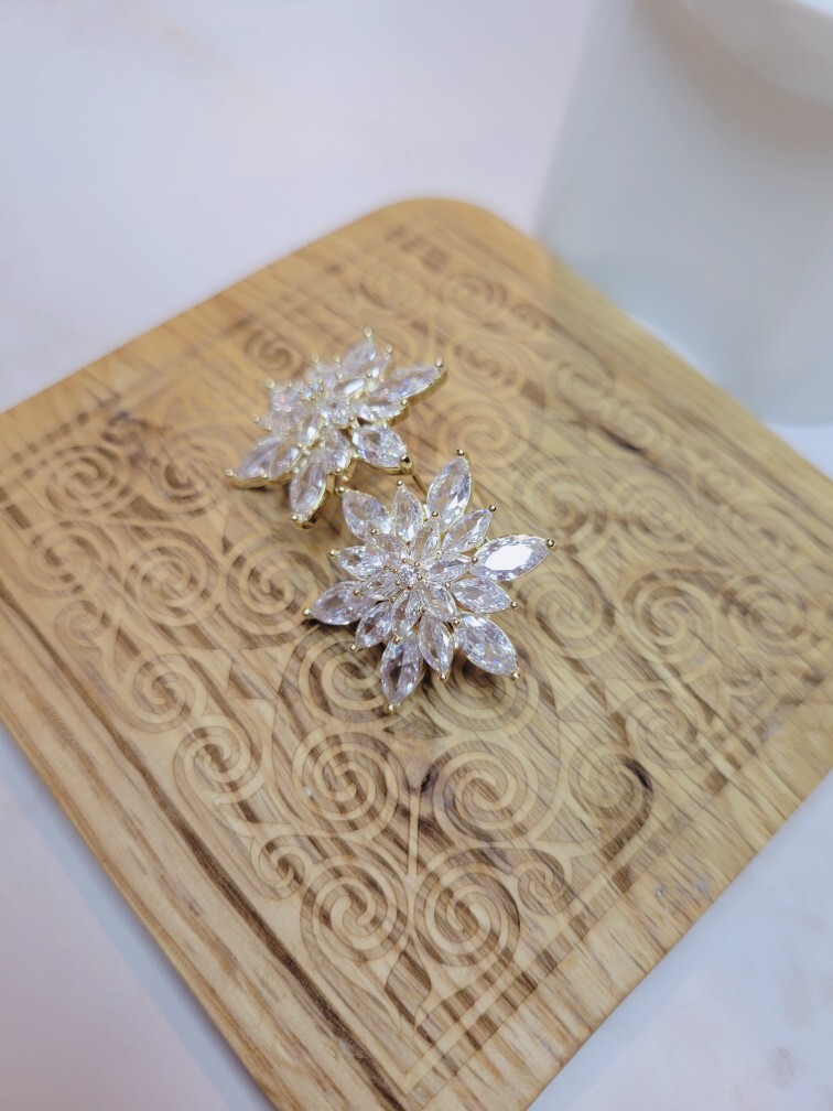Women’s Unique Fashion Crystal Flower Silver or Gold Statement Stud Earrings