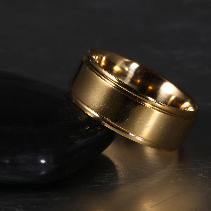 Men’s/Women’s-Unisex Stainless Steel Titanium 8mm Gold Ring/Band–Size 8–NICE!!