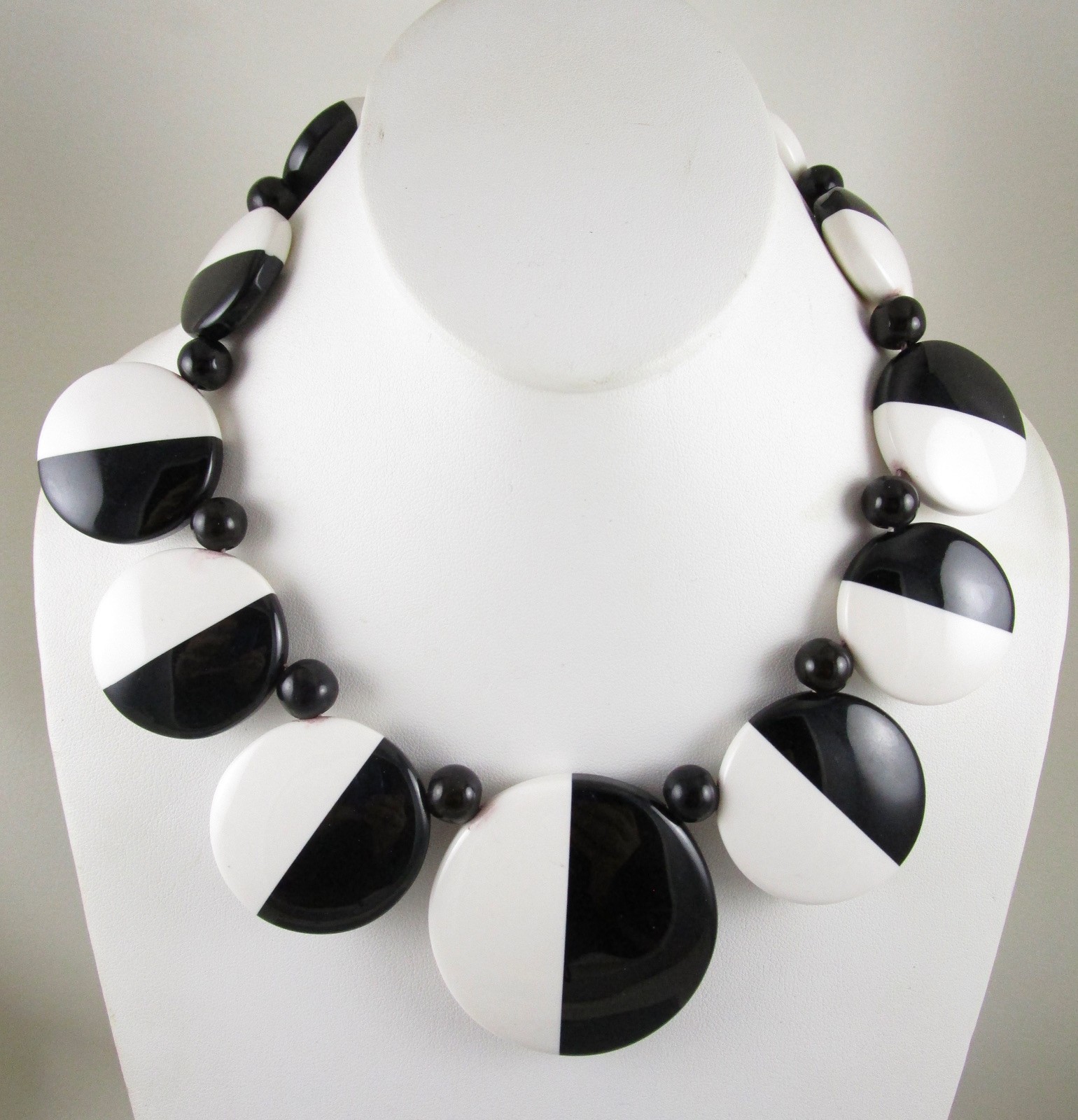 GRAPHIC MARION GODART BLACK & WHITE RESIN CHOKER NECKLACE – FRANCE