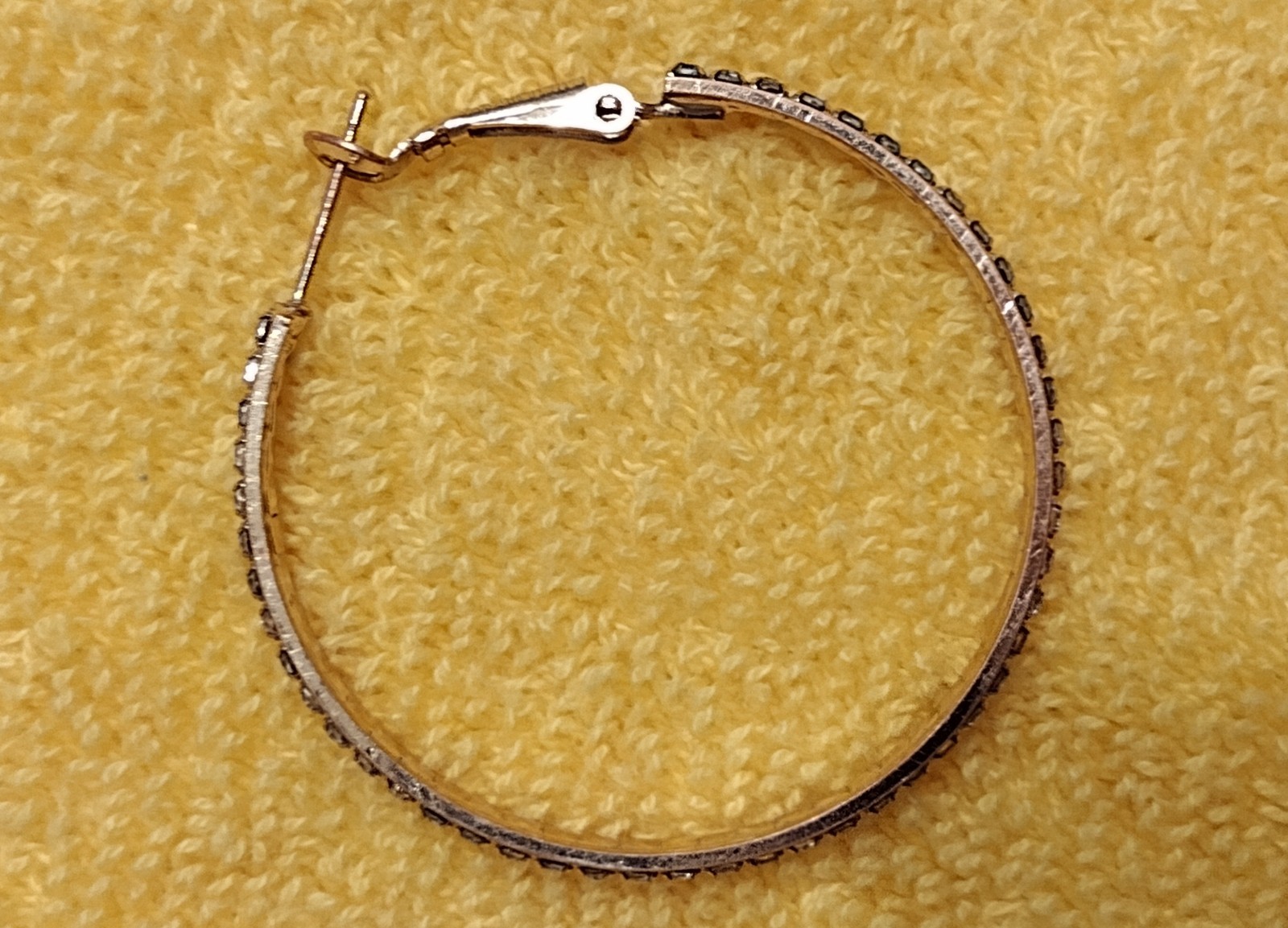 SINGLE 1 1/2″ Hoop Earring Goldtone w/ 48 Surrounding 2mm CZ’s Seoul Stone