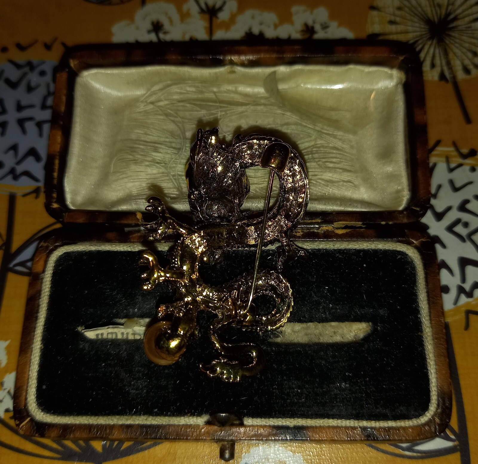 VINTAGE STYLE GOLDTONE DRAGON & PINK FAUX PEARL BROOCH LOVELY GLAMOROUS CHINESE