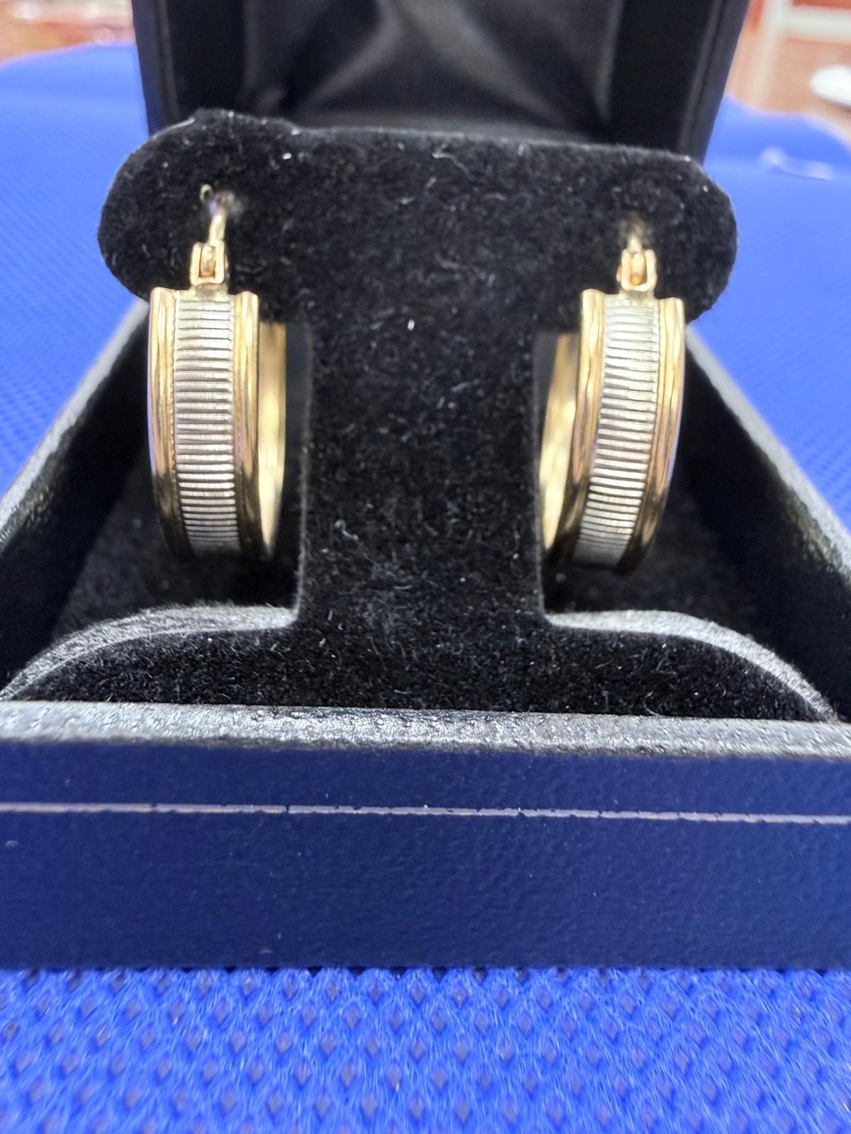 10kt Two-Tone Gold Round Hoop Earrings 20mm No Stone Latch Back Closure