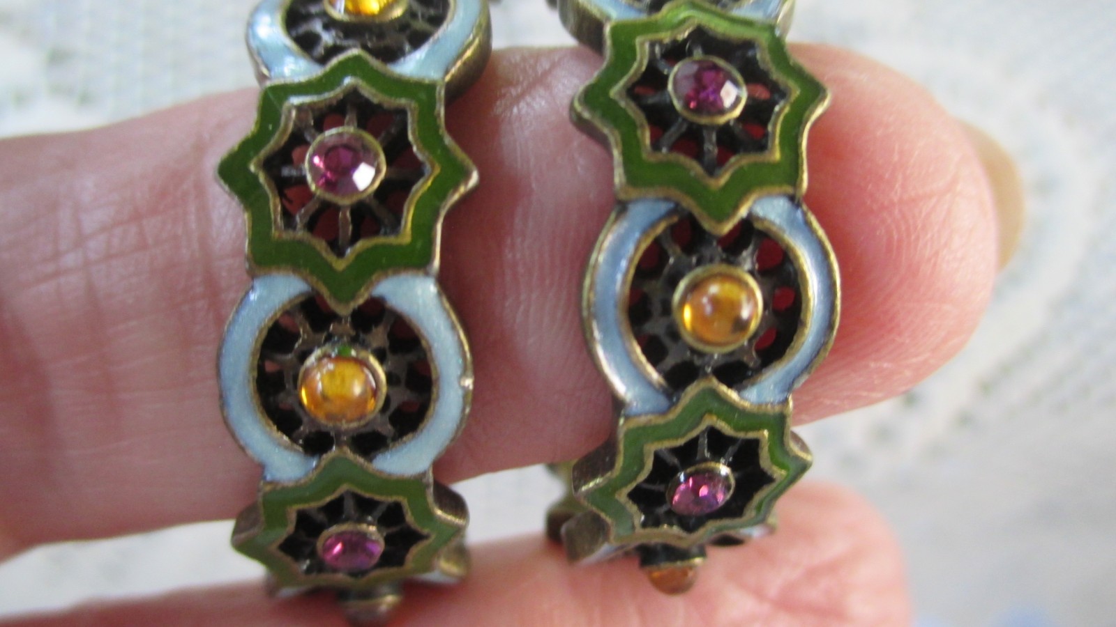 AVON 2007 HEIRLOOM MEDALLION PIERCED HOOPS