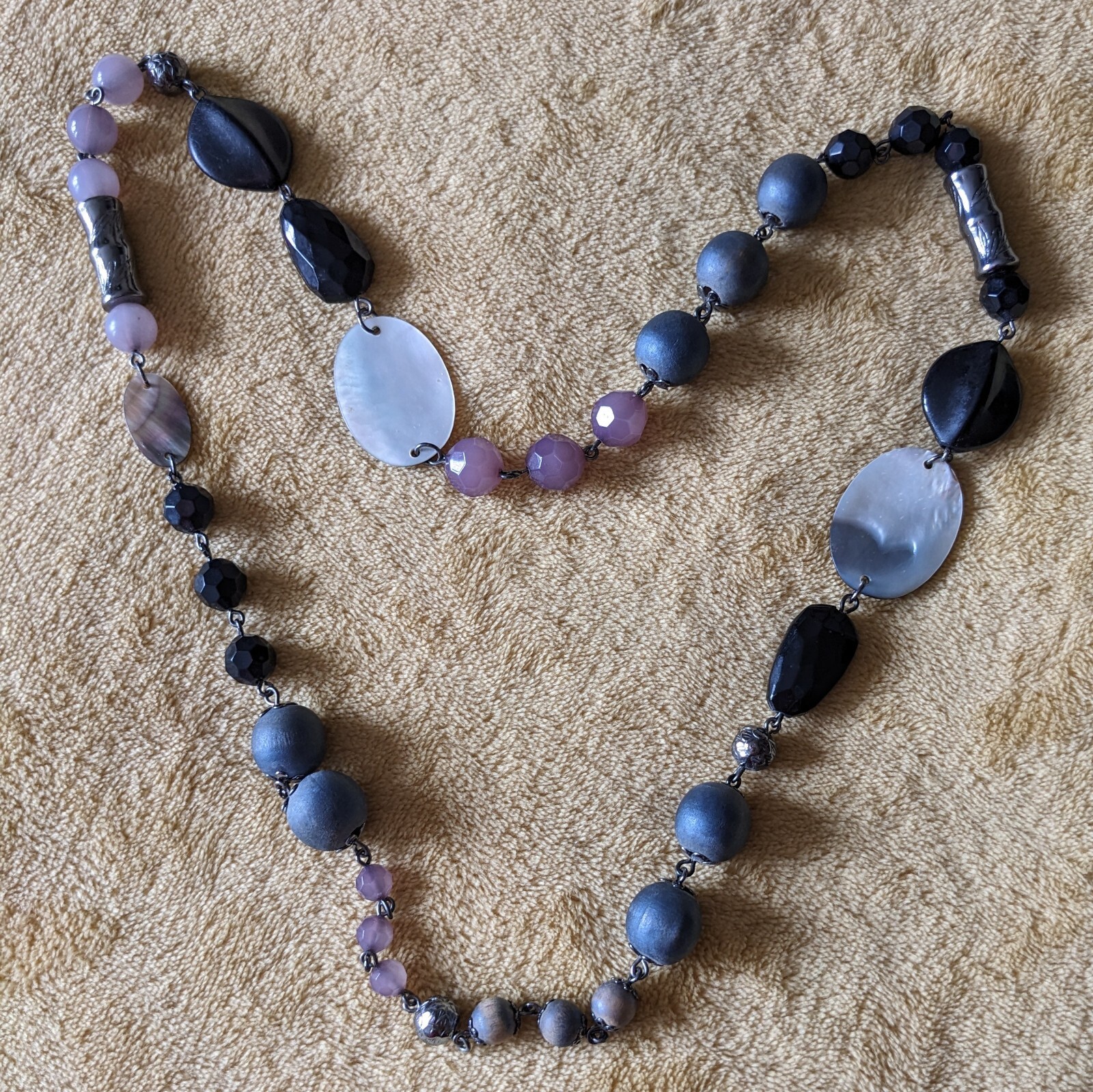 Necklace Varied beads Black/ Shell/Silver/Opaque/ Blue/Mauve/ Black 34.5″ 88 cm