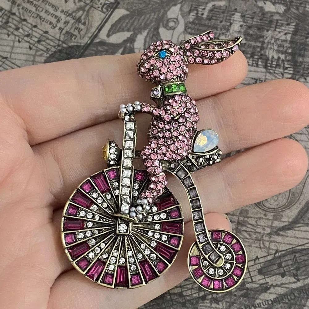 Fashion Cycling Rabbit Brooch High-end Heavy Metal Accessories Pins Jewelry