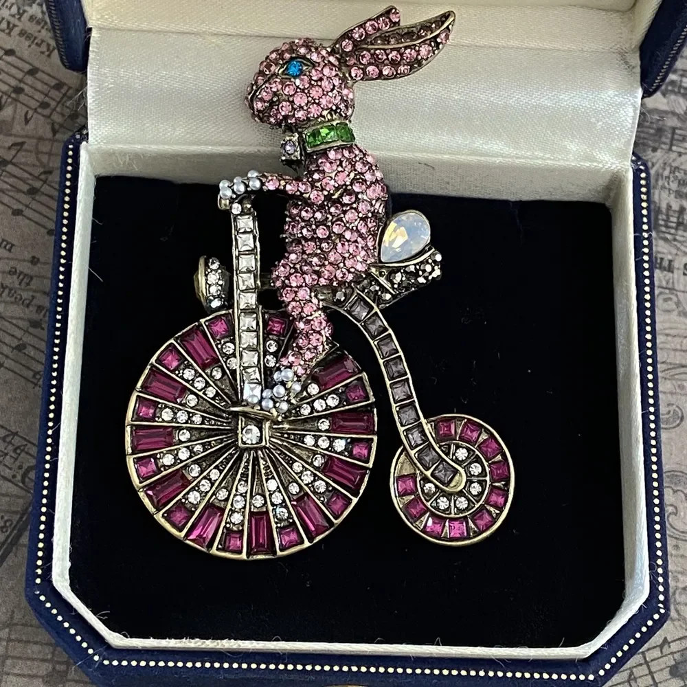Fashion Cycling Rabbit Brooch High-end Heavy Metal Accessories Pins Jewelry