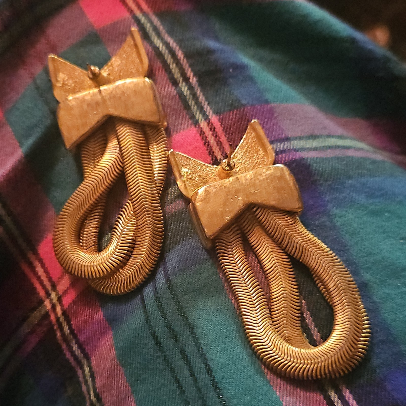 Vintage Lisner gold-tone dangle clip-on earrings from the 1980s.Style: Statement
