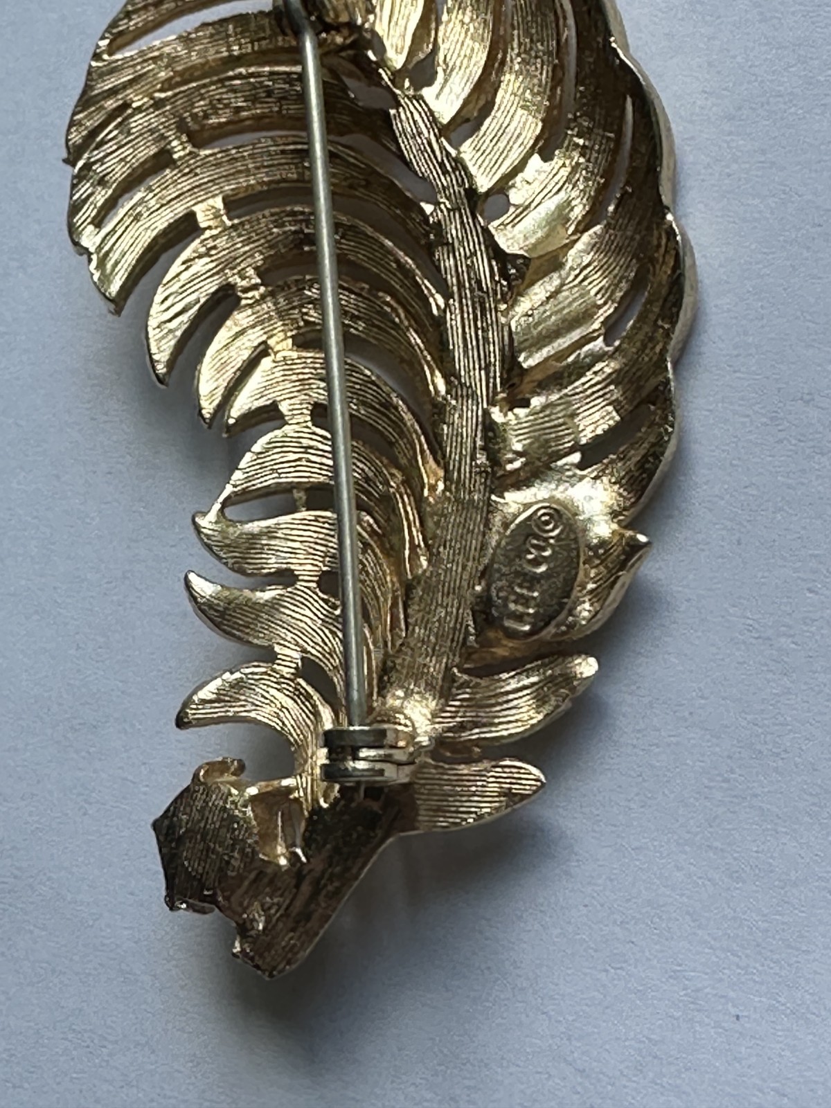 Lee Co Gold Tone Metal Feather Nature Signed Vintage Brooch Pin White Faux Pearl