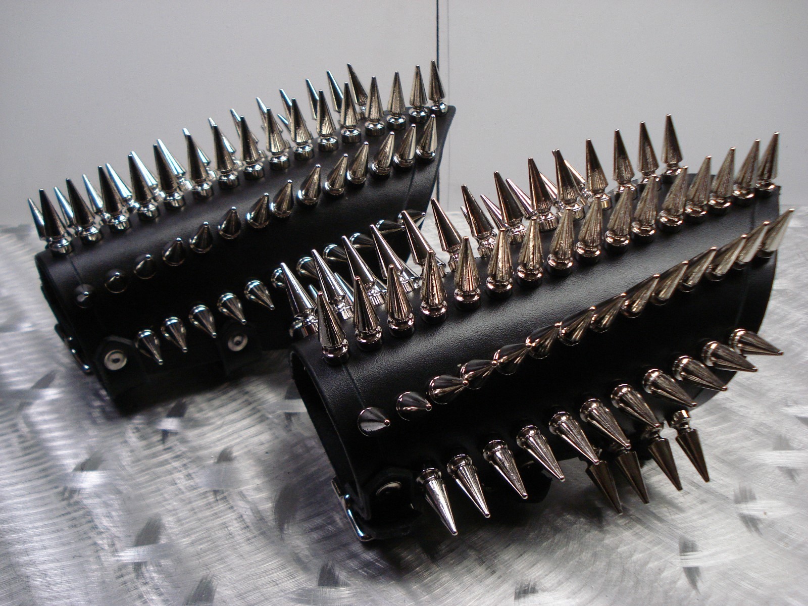 LEATHER SPIKED MEDIUM GAUNTLET.BLACK METAL…(MDLG0032)…..MAYHEM