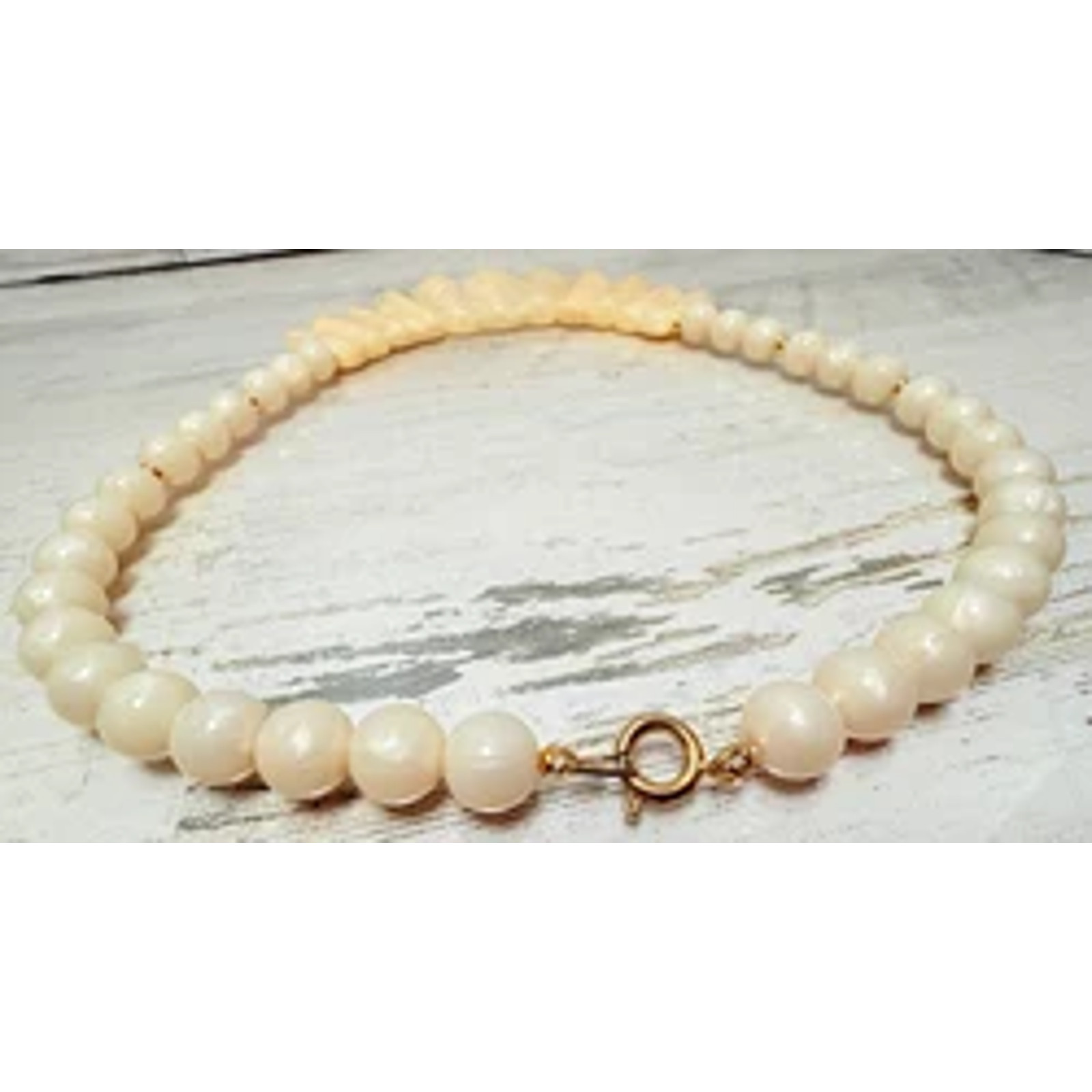 1960s Beige & Cream Swirl Lucite Necklace