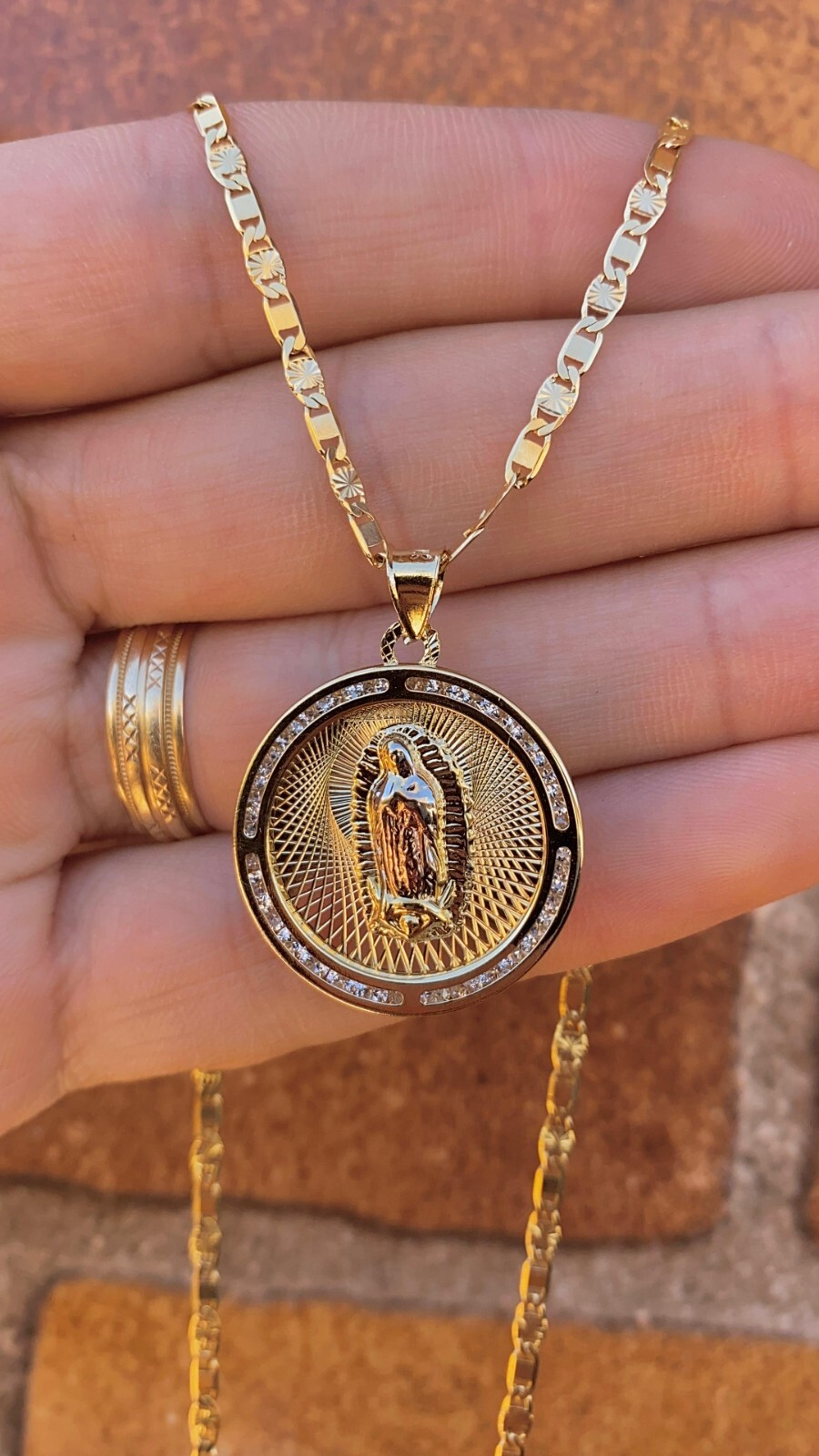 Cadena y Medalla De La Virgen de Guadalupe Tres Oros 28x25mm Guadalupe Necklace