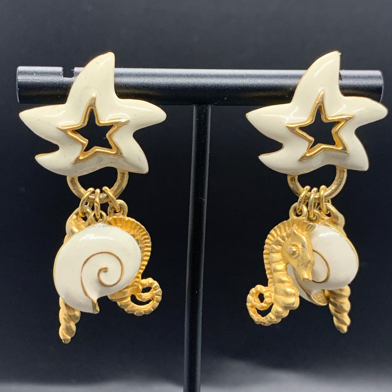 Signed Daria Beach Shell Star White Cream Enamel Gold Tone Earrings 2″