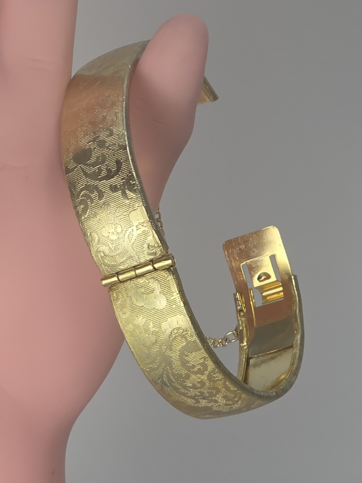 Vintage mid-century (circa 1950s–1970s) base-metal floral etched bangle Bracelet