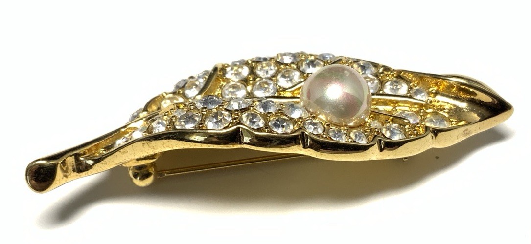 Nolan Miller Gold Tone Rhinestone & Faux Pearl Leaf Brooch LZ108