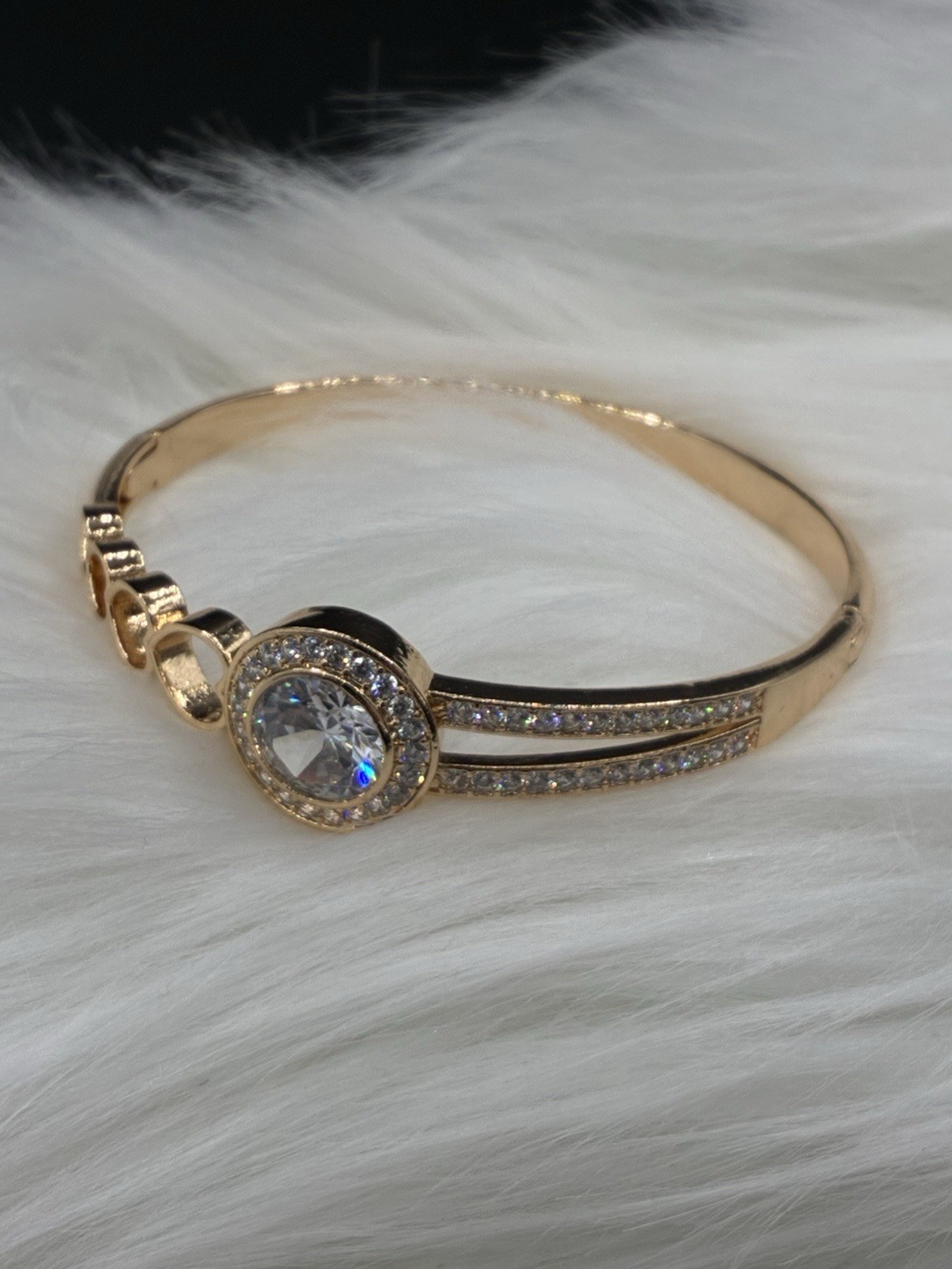 Round Centerpiece Rose Gold Bangle Fancy And Elegant Perfect For Any Occasion