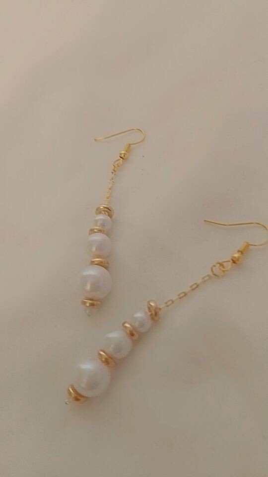 A distinctive and beautiful earring for elegant women who love beauty. It is cha