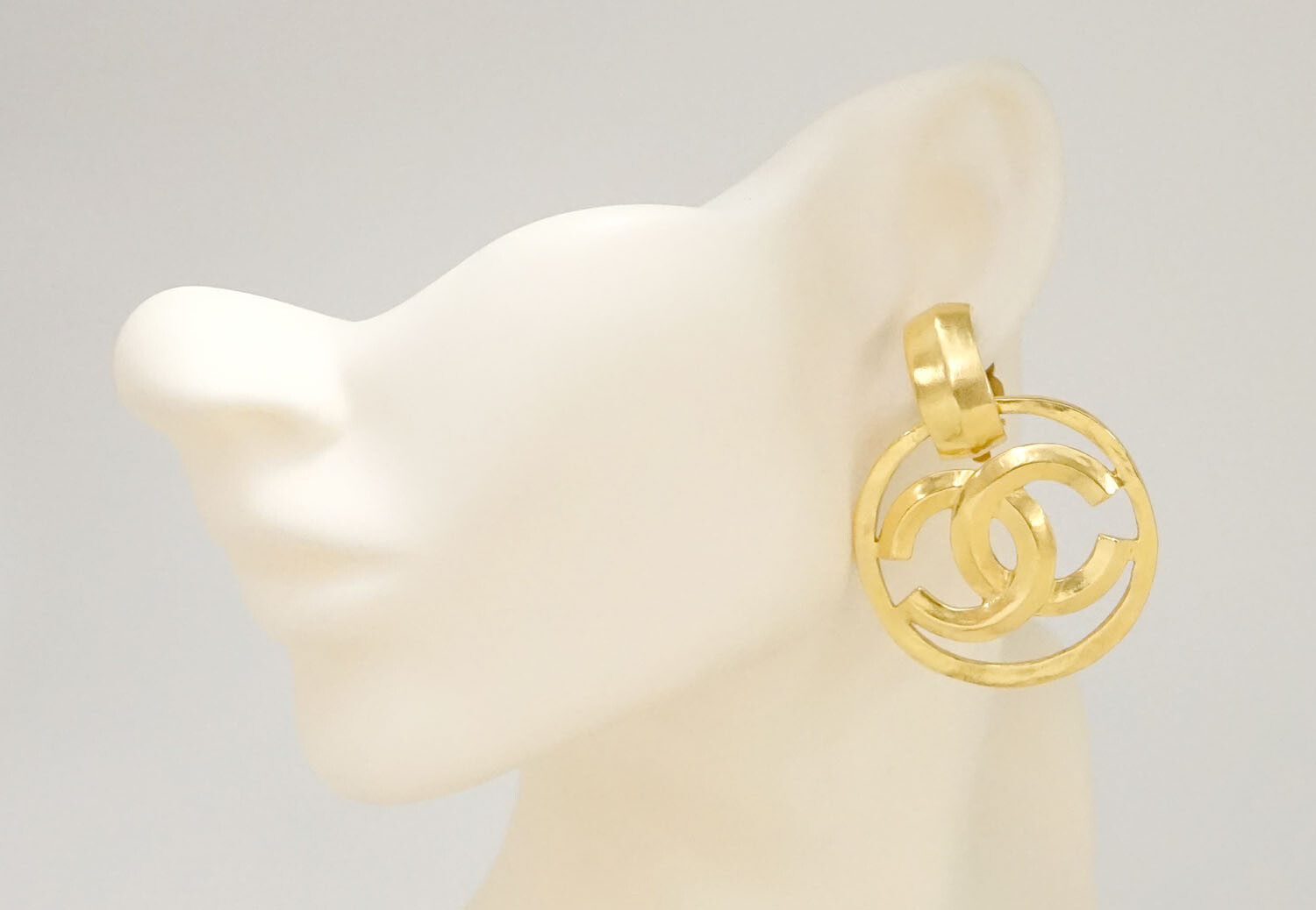 CHANEL CC Logos Round Dangle Earrings Gold Tone 96P Auth #35394
