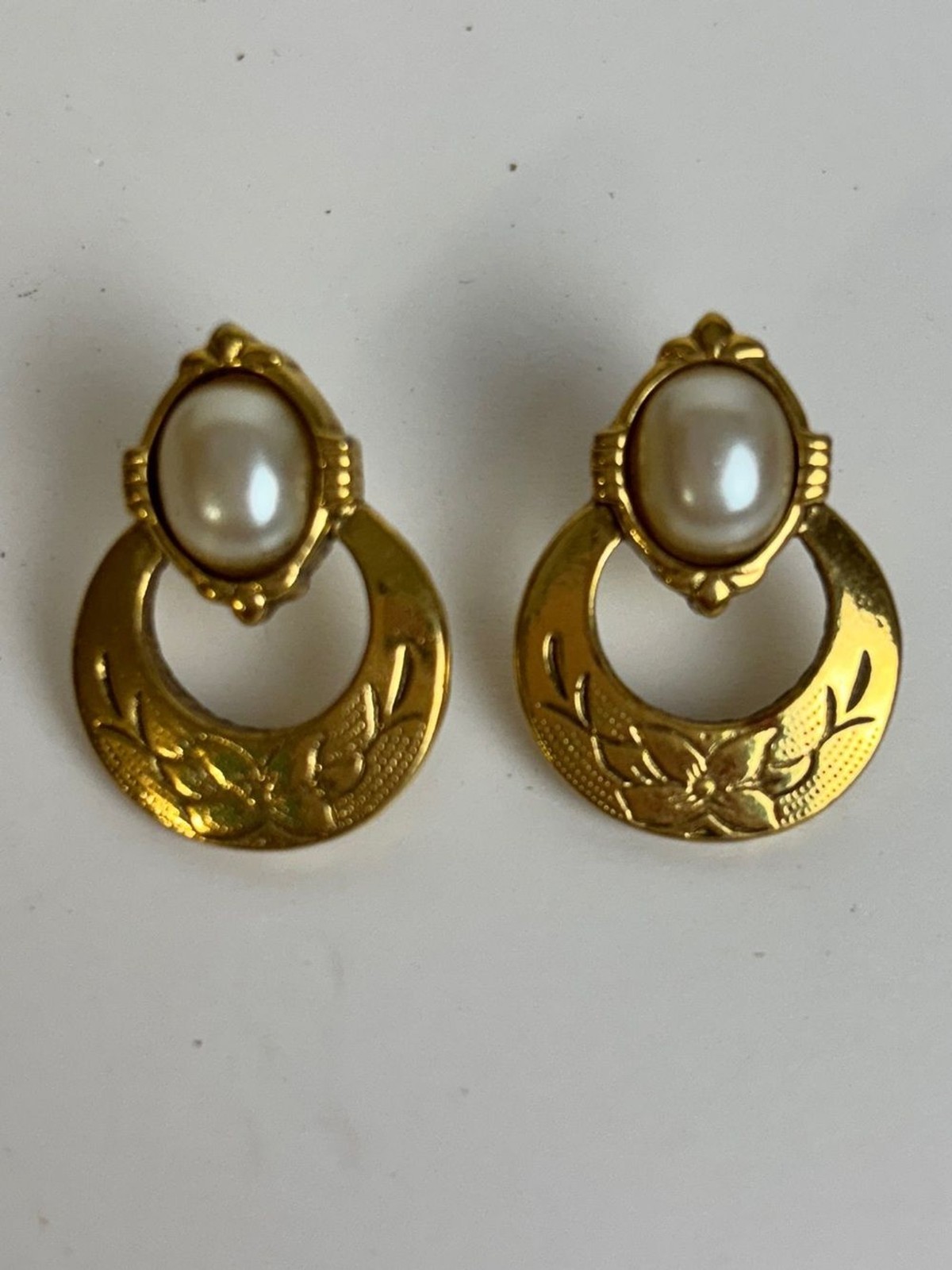 Gold tone faux Pearl Accent Hoop Earrings – Women Jewelry vintage