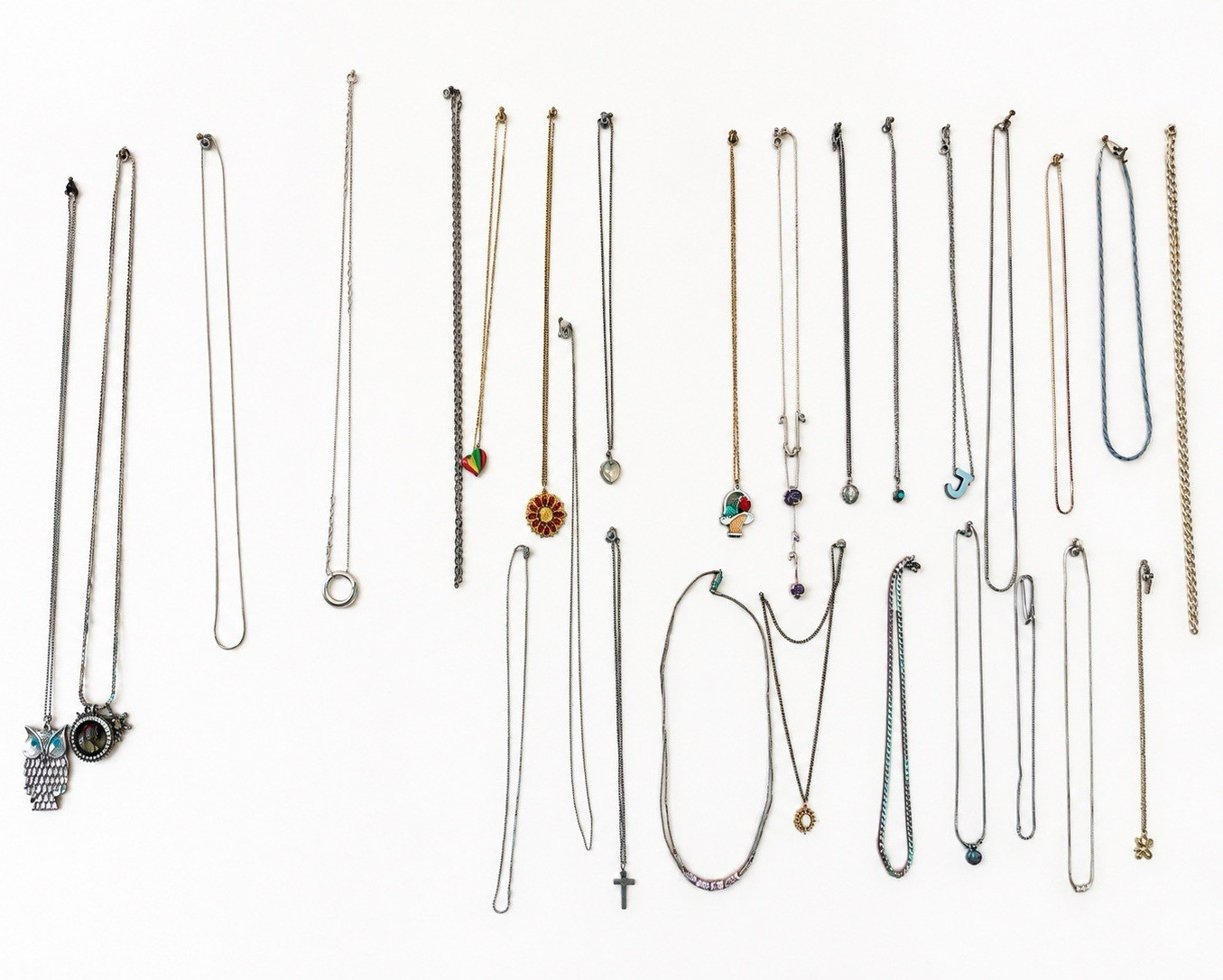 Lot of assorted women’s necklaces/ chains 26 in total.
