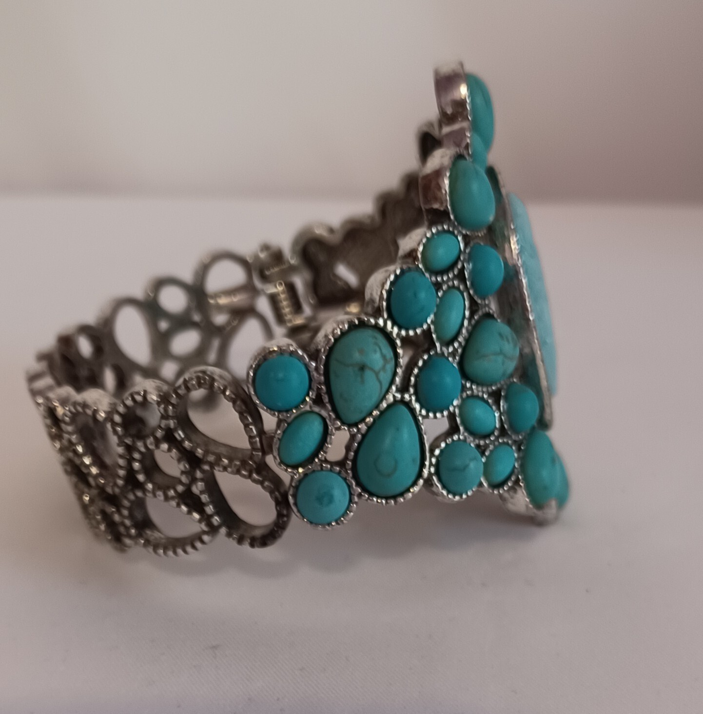 Cameo and Sleeping Beauty Color Howlite Womens Bangle Bracelet 7.0 In 26.00 ctw