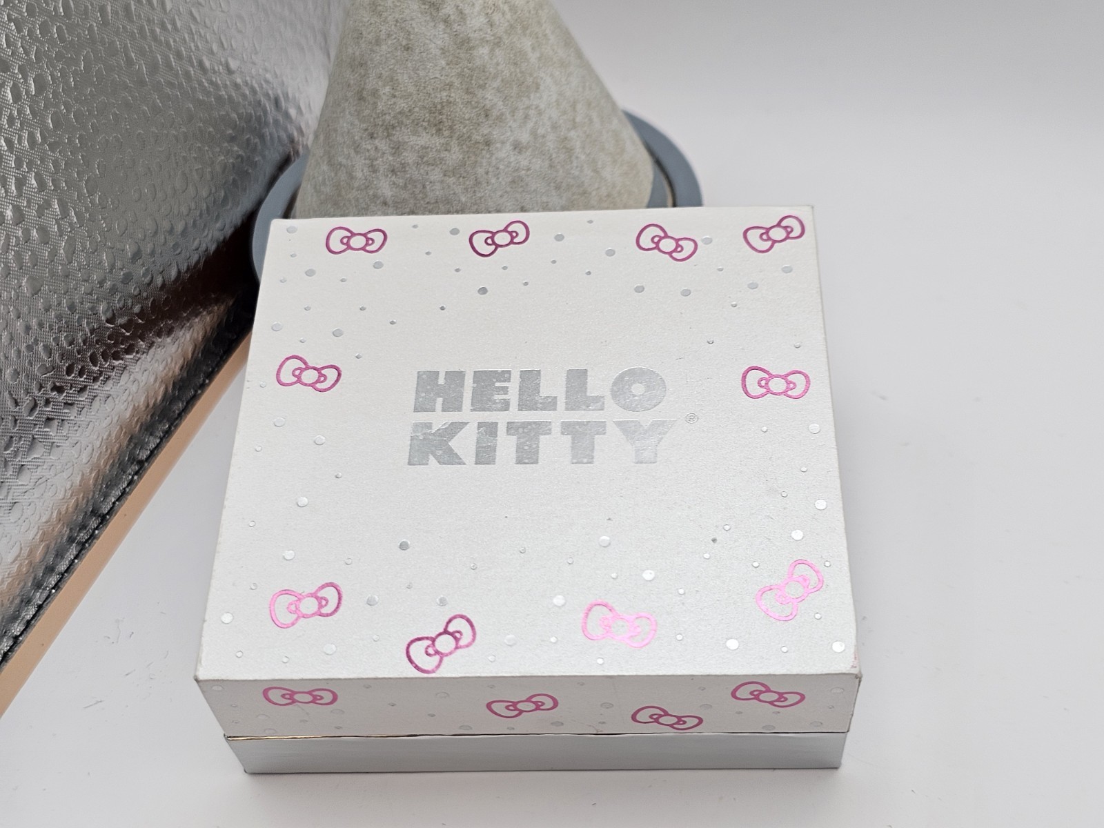 New in Box Hello Kitty Pink Enamel Gold Flash Plated Small Hoop Earrings ✨️