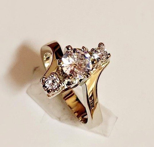 New Lady’s Women’s Girl’s Rhodium Plated 3 Clear Round CZ’s Fashion Ring Size 7