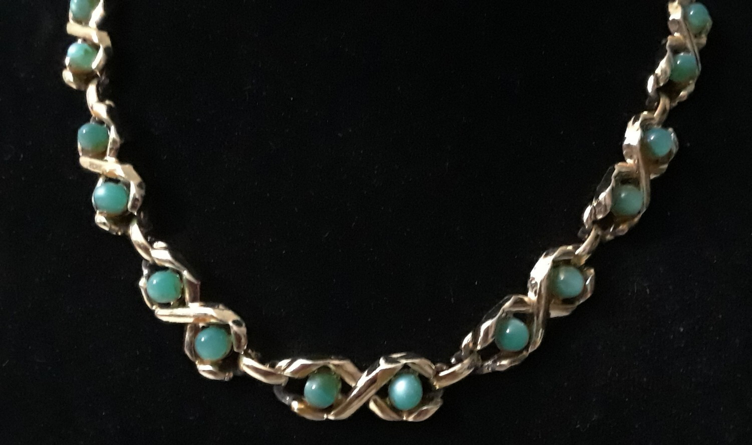 Vintage Choker 14 in Necklace with Fourteen Mint Green Stones Gold Tone