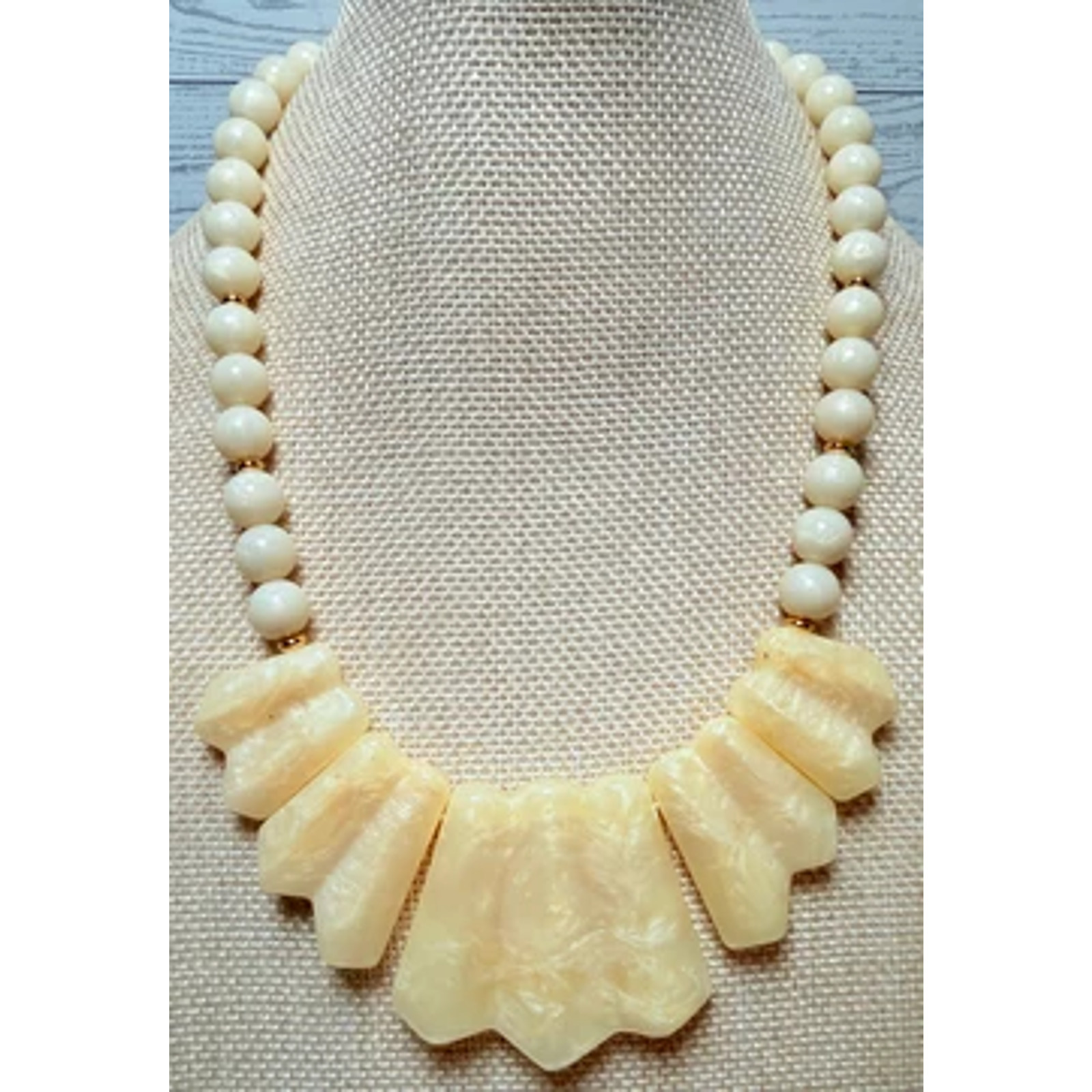 1960s Beige & Cream Swirl Lucite Necklace