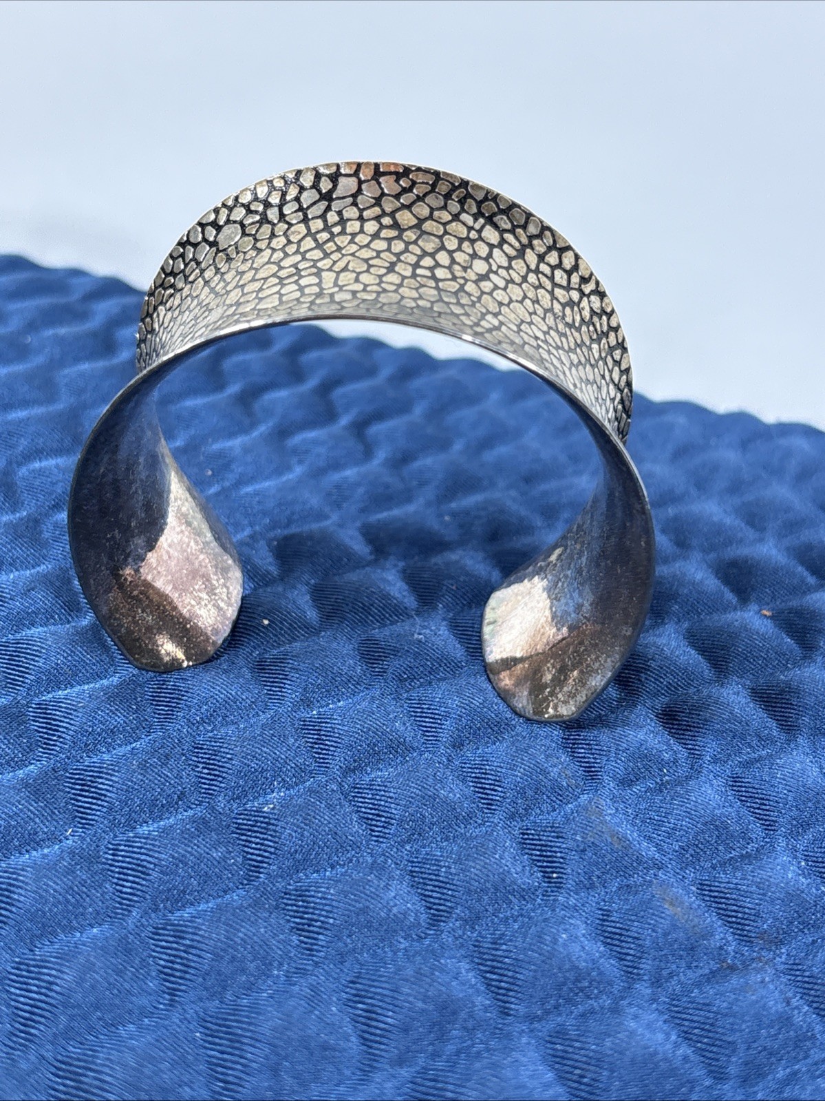 SILVERTONE WIDE HAMMERED PEBBLED FINISH STRETCH BRACELET