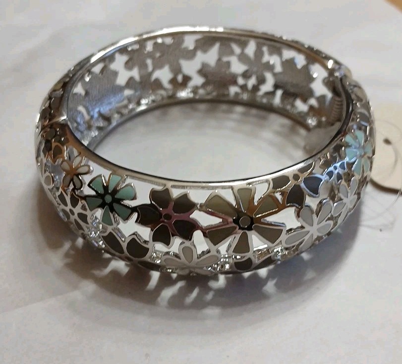 Tommy Bahama bracelet “Spring Blooms” hinged bangle Style: THW73462B NWT