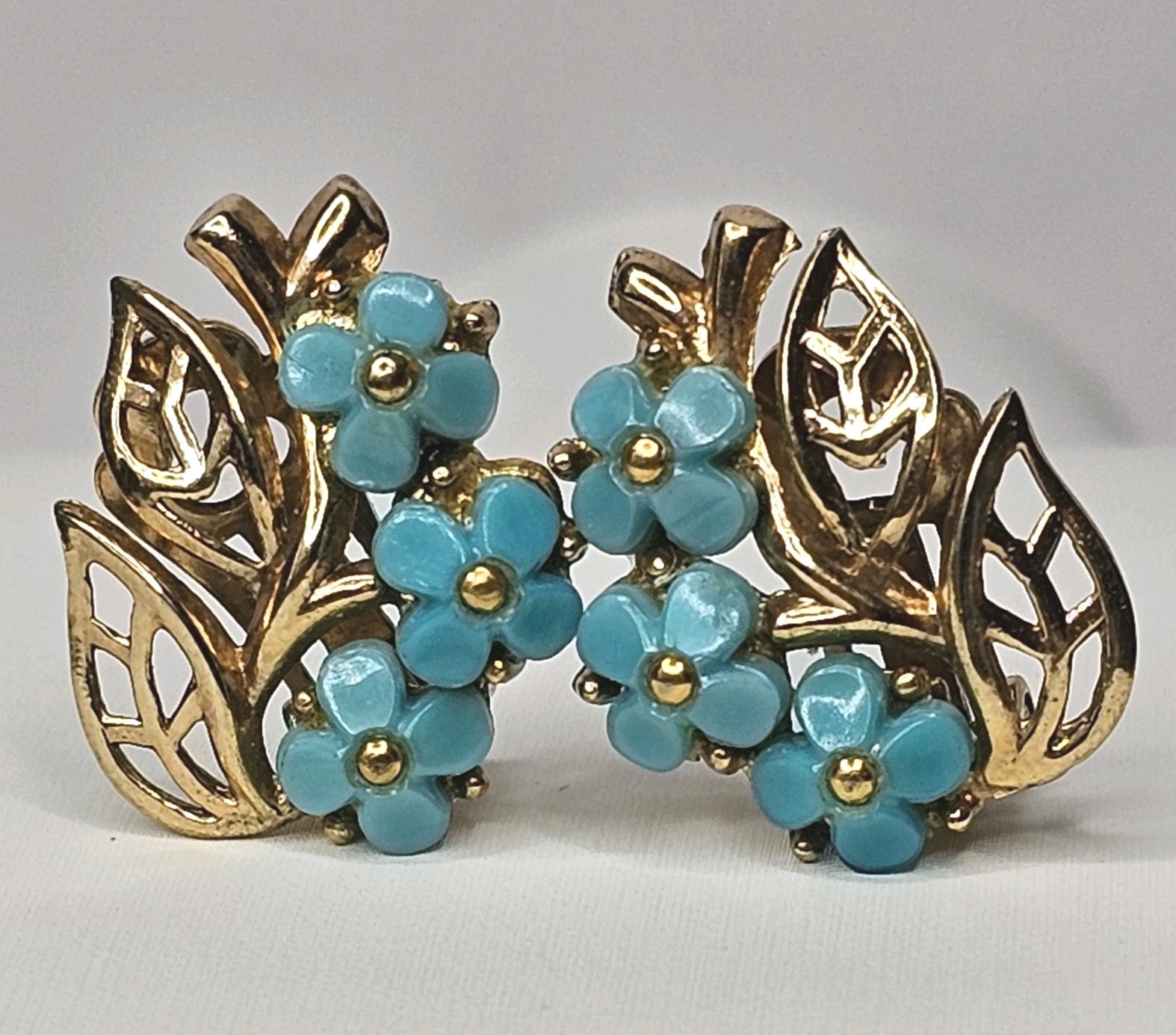 50’S CROWN TRIFARI TURQUOISE LUCITE ‘FORGET ME NOT’ FLOWER CLIP ON EARRINGS