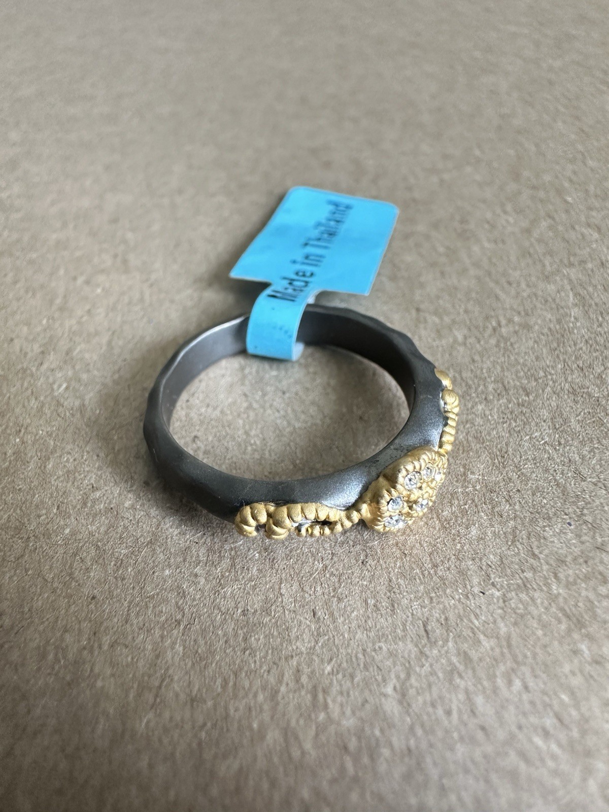 🆕 Gold Flower Band Ring with Crystal Accents – Size 8 – Made in Thailand