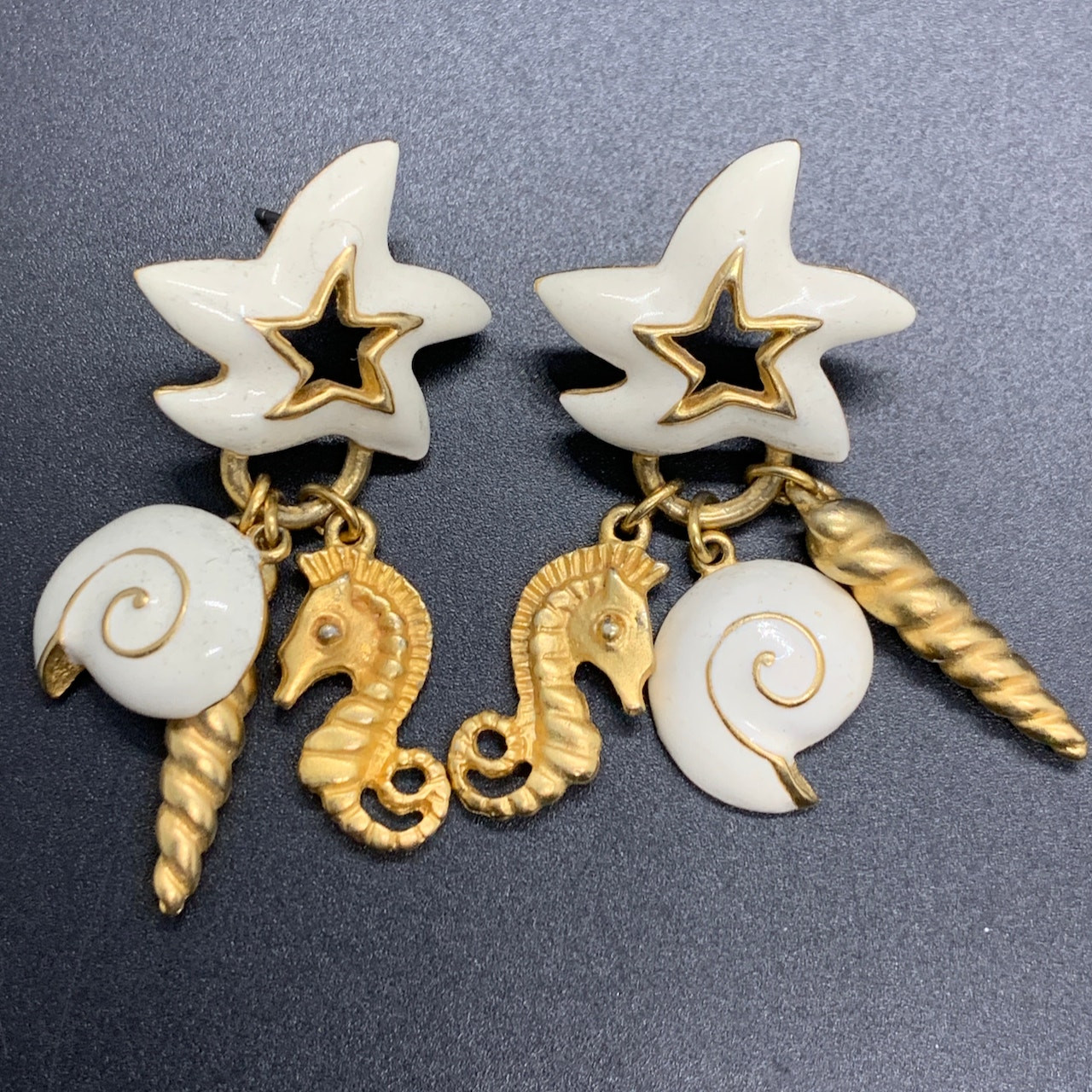Signed Daria Beach Shell Star White Cream Enamel Gold Tone Earrings 2″