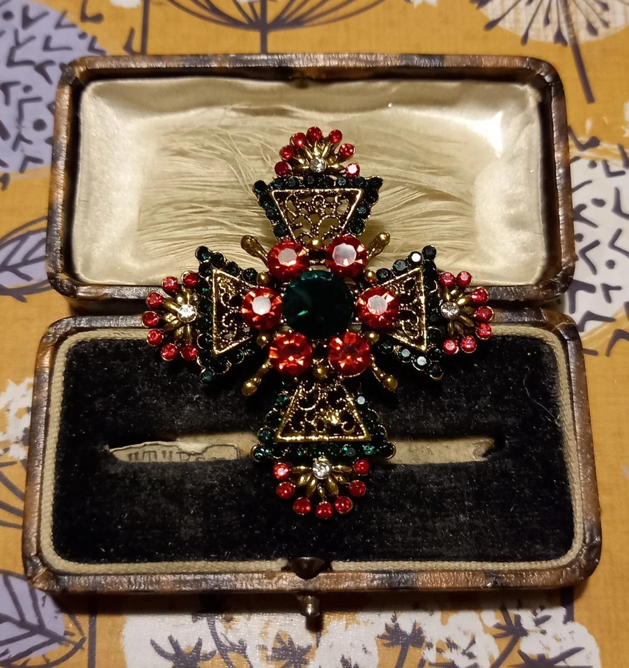 VINTAGE STYLE GOLDTONE RED GREEN SPARKLY CROSS BROOCH MEDIEVAL RELIGIOUS GOTHIC!