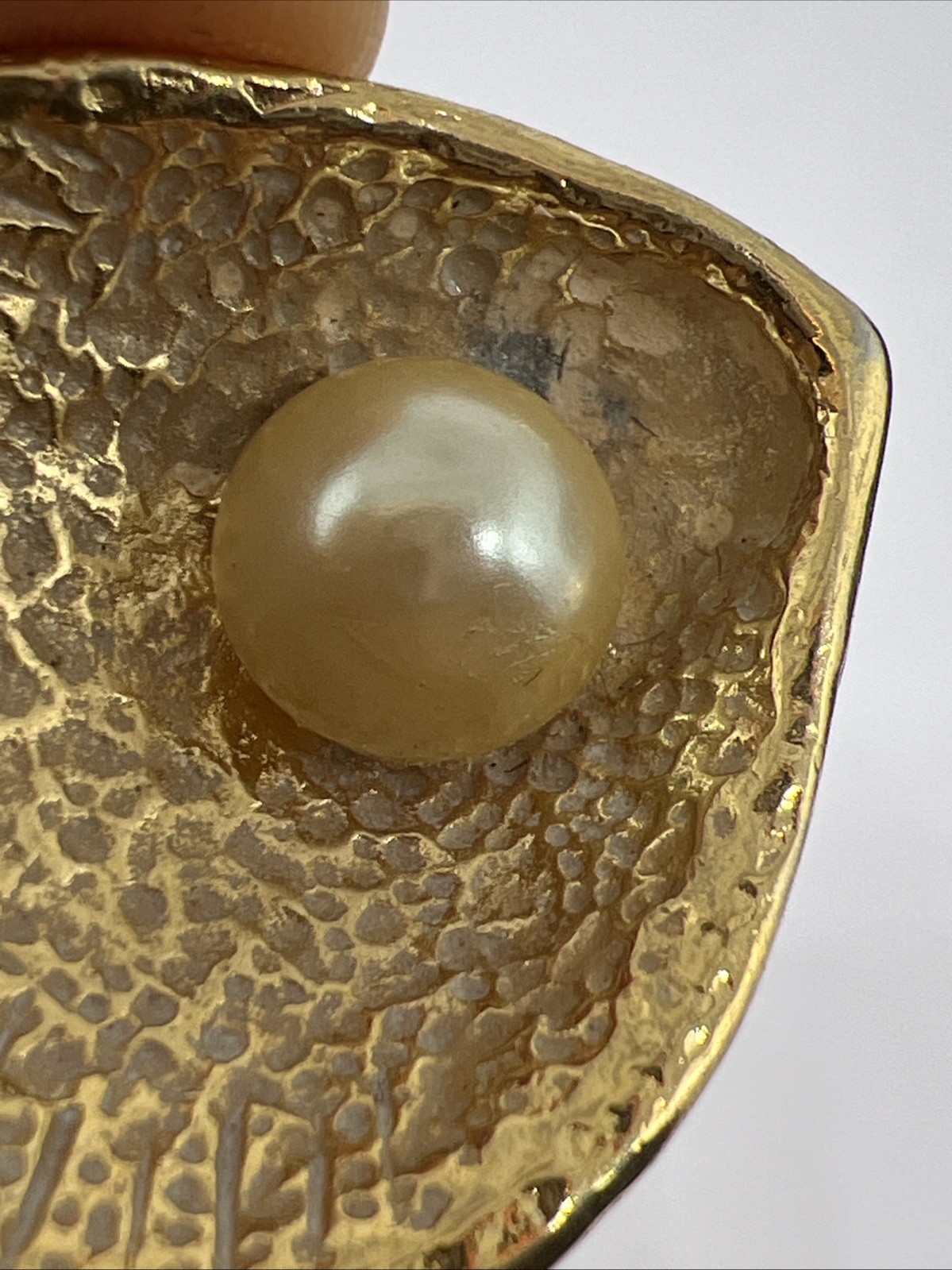 Vintage Signed GJD Gold Tone Clam Shell Faux Pearl Clip On 1.3” Earrings