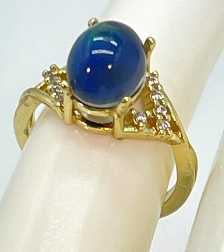 Ring Gold Tone Mood Ring Starts off Blue & Changes Color. Size 7 Adjustable