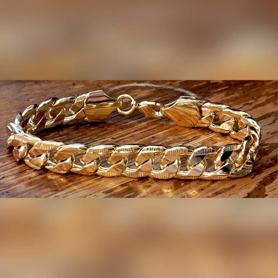 pulsera de la santa muerte con broche elegante en oro laminado 14k para hombre