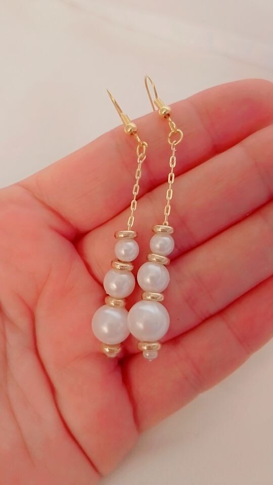 A distinctive and beautiful earring for elegant women who love beauty. It is cha