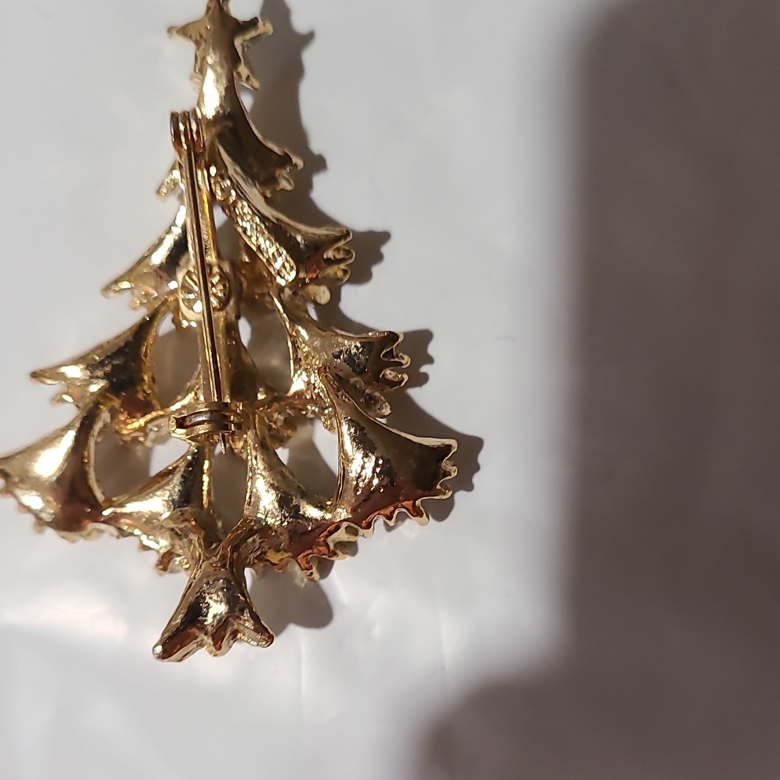 Gerry Gold Tone Metal Christmas Tree Brooch Pin Red Rhinestones