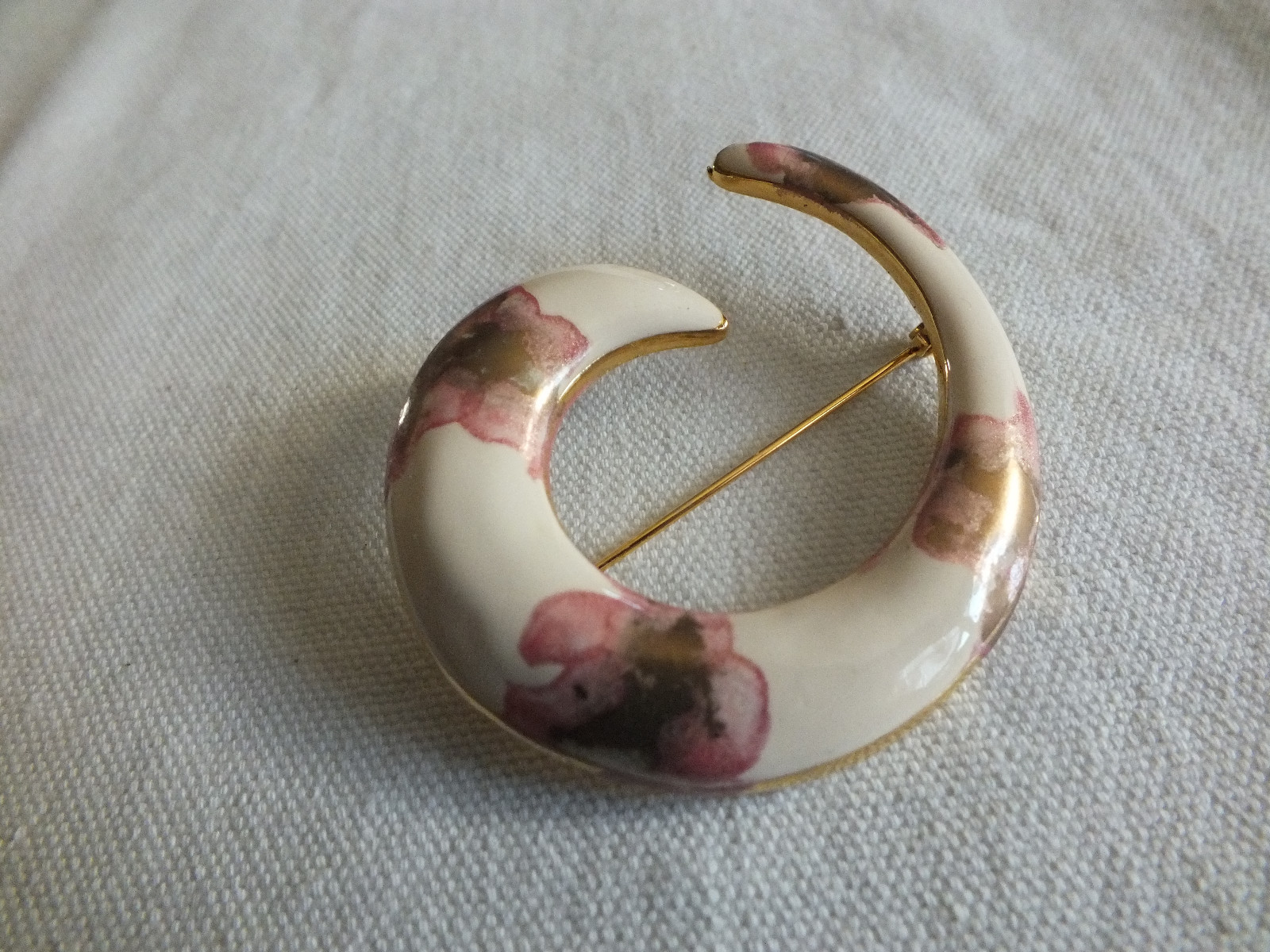 Beautiful Brooch Pin Gold Tone Off White Gold Rose Enamel 2 1/4 x 2″ CUTE