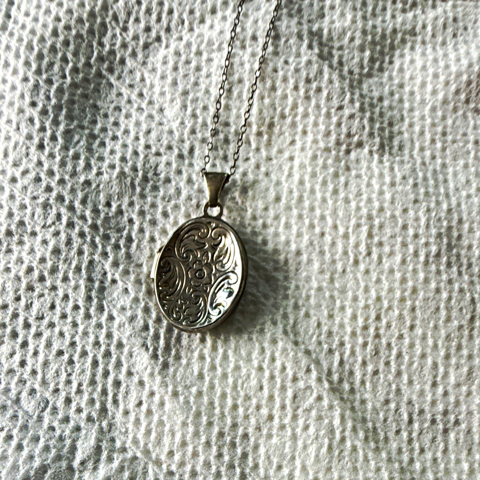 Silver Tone Metal Oval Photo Locket Pendant Necklace Cable Chain