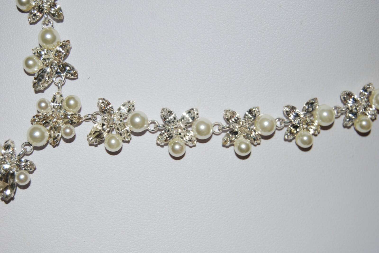 CESCABELLE ELEGANT COUTURE FAUX PEARLS & RHINESTONES ON SILVERED METAL NECKLACE