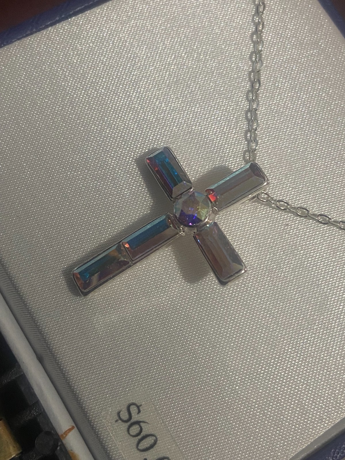 Unisex silver chain with a silver cross.