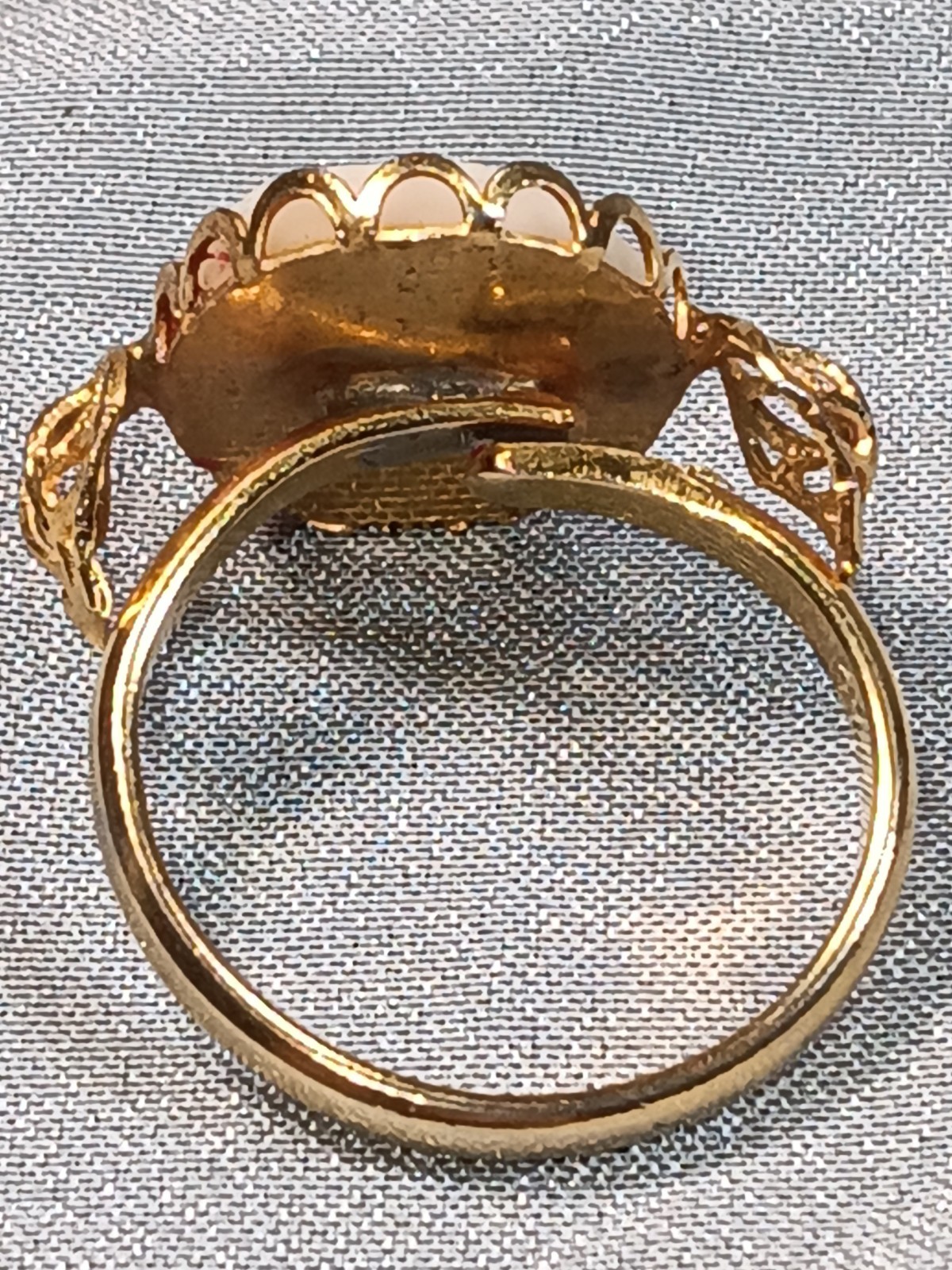 Gold Tone Cameo Ring Size 8