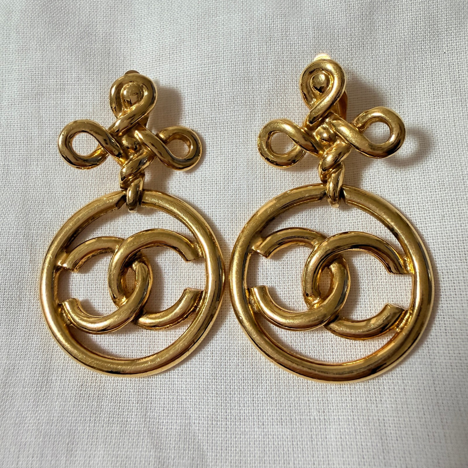 Vintage CHANEL 1990s CC Logo Hoop Drop Clip On Earrings Gold Twisted Ribbon 2934