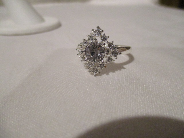 AVON Snowy Shimmer Collection Glass Stone Surrounded /Rhinestones Silvertone 10