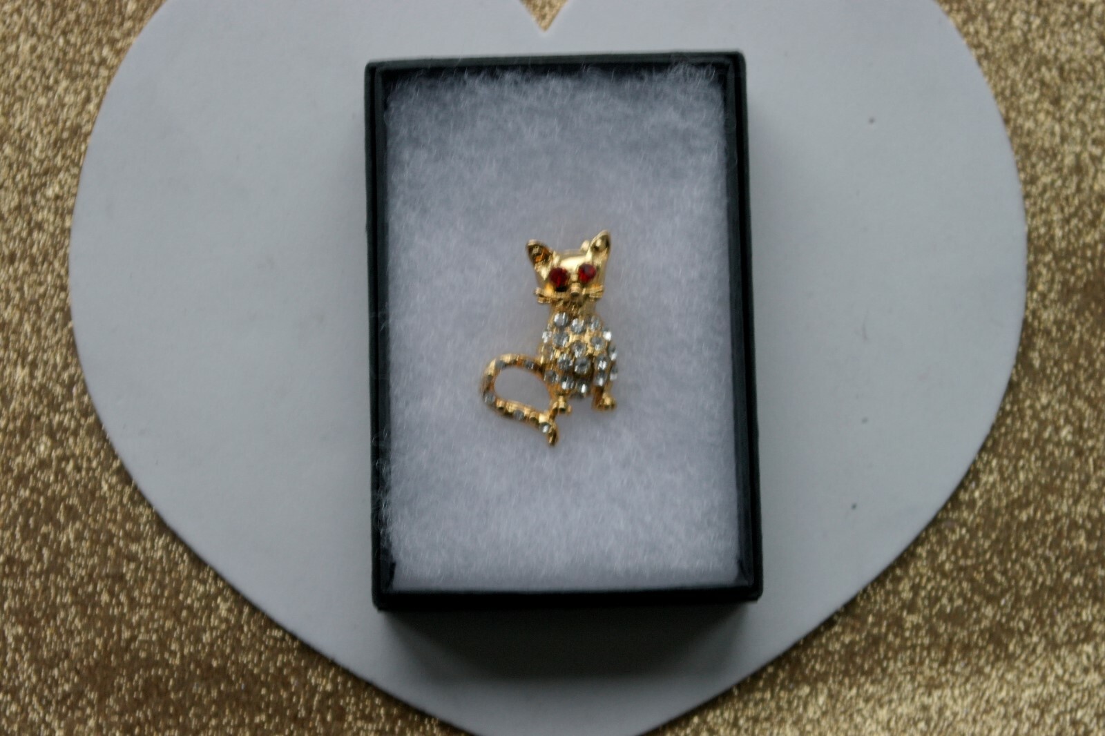 BEAUTIFUL FASHION BROOCH WITH CAT 5.2 GR. 3.2 X 2.2 CM. WIDE IN GIFT BOX