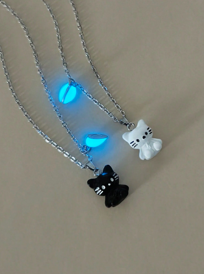 2PCS Couple Necklace Glow In The Dark Kitten Pendant Magnetic Gift Fot Her BFF