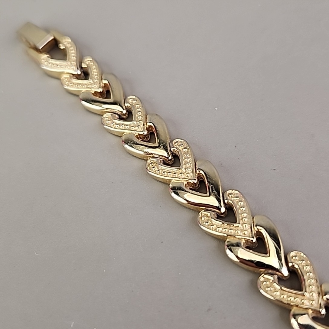Heart Linked Bracelet Gold Tone Textured Glossy 7.5″