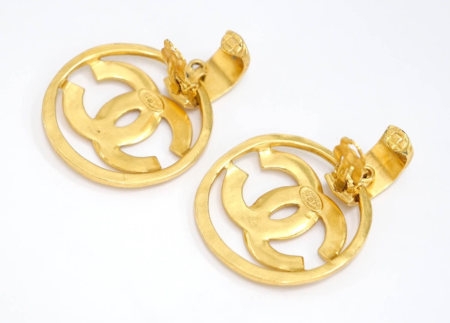 CHANEL CC Logos Round Dangle Earrings Gold Tone 96P Auth #35394
